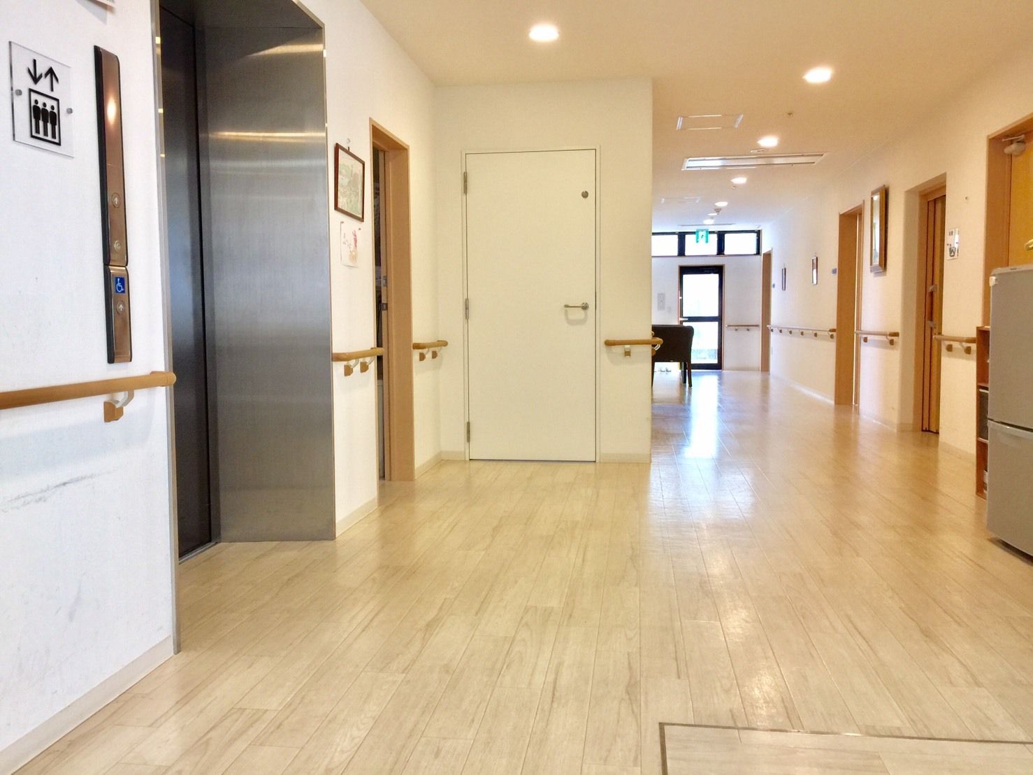 シルバートライ朝倉のエレベーター。車いすでも館内を移動できる設備を取り揃えております。