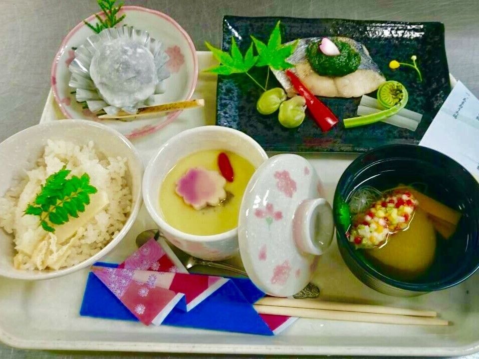 シルバートライ朝倉のお食事。ご高齢の方にあわせたお食事を提供。
