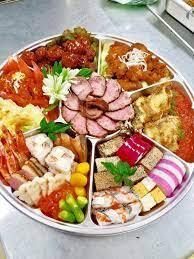 ローストビーフやかまぼこや肉団子、テリーヌなどのオードブル