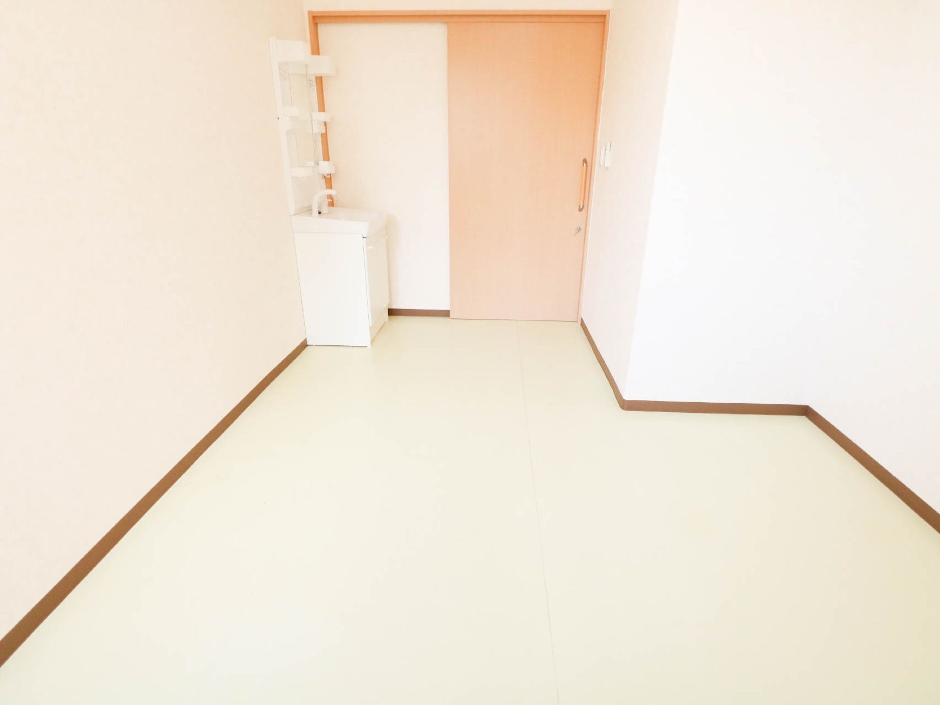 フローリングの床の広々とした洋室である。入口は木製のスライド式の扉となっており、鍵が掛けられるようになっている。