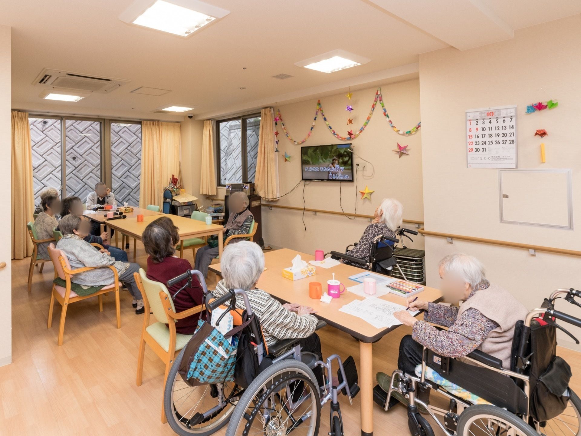 色塗りをしたりテレビを見たりして、過ごしている入居者様