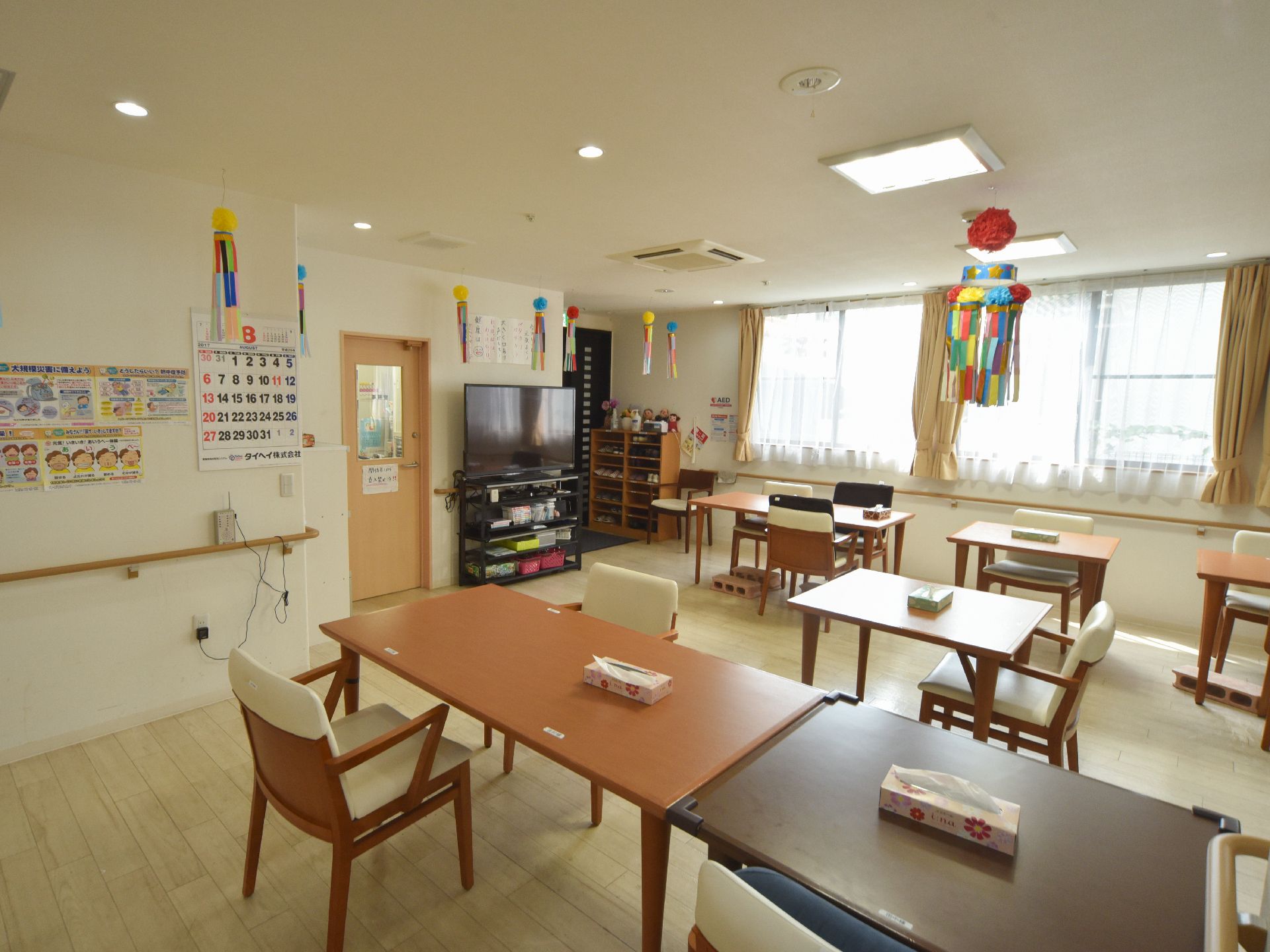 ダイニング内に、テーブルと椅子のセットがいくつか置かれている。テーブルの上には、ティッシュが置いてある。