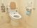 トイレは、温水洗浄便座になっている。トイレの壁にはトイレの操作スイッチと、ナースコールが設置されている。
