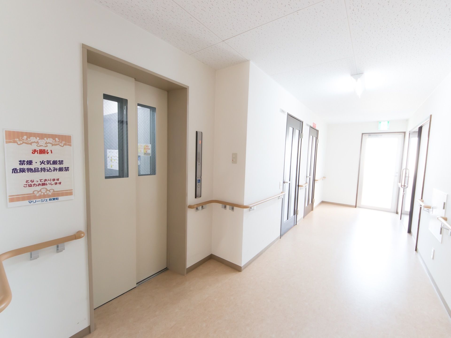 エレベーター周辺は安全のため、広くスペースが空けられている。車椅子対応なので、どなたでも簡単に操作できるようになっている。