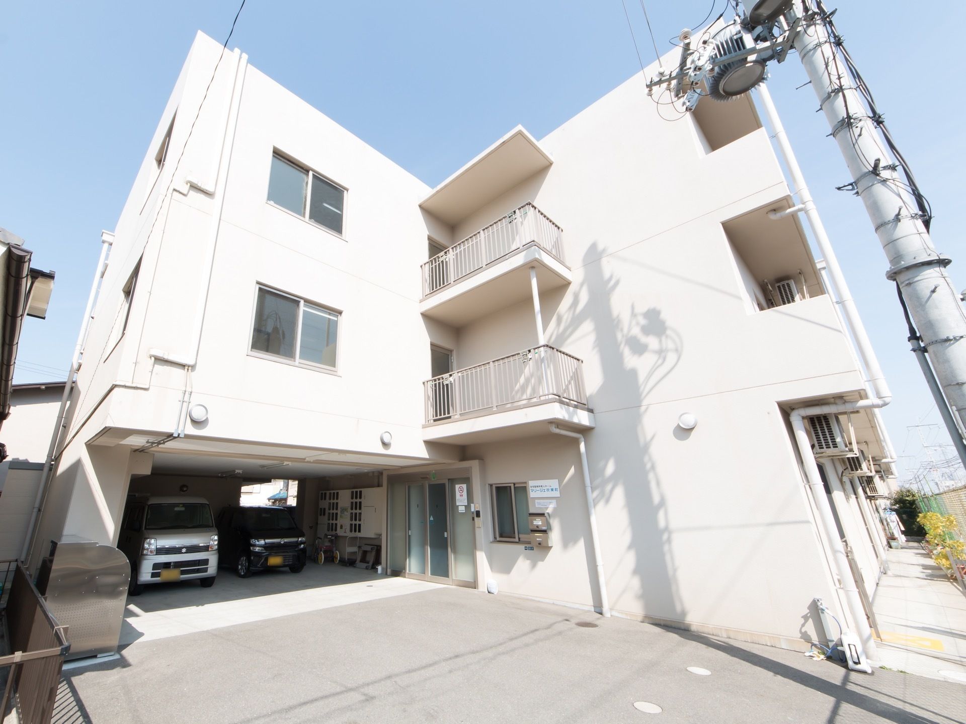 鉄筋コンクリート造の施設は、白色の外観となっている。周囲の住宅地と調和した明るい雰囲気の建物となっている。