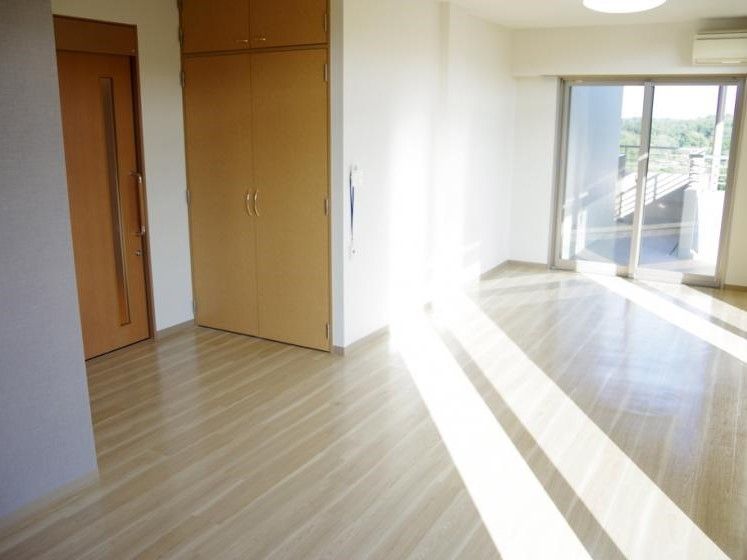 窓の外はベランダである。ちょうど角の部屋のため、ベランダが折り曲がった形になっている。クローゼットが備え付けられている。