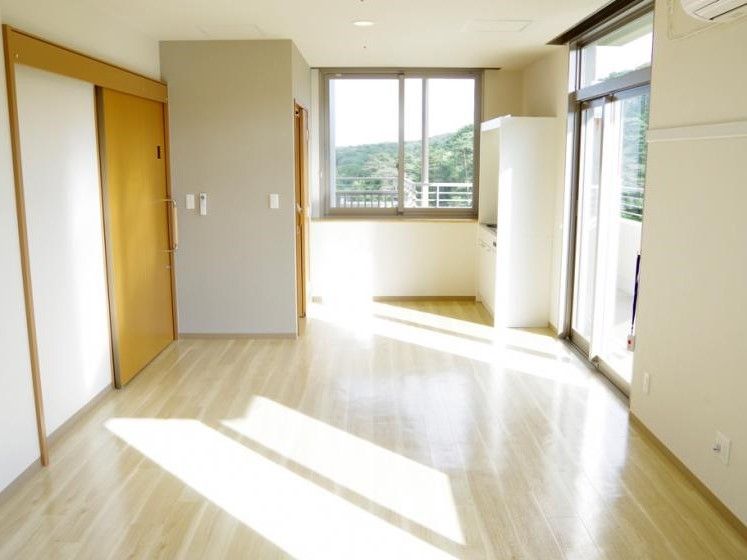 窓の近くにミニキッチンが設置されている。キッチンの目の前には小さな部屋がある。日光がよく入り、日中は十分に明るい。