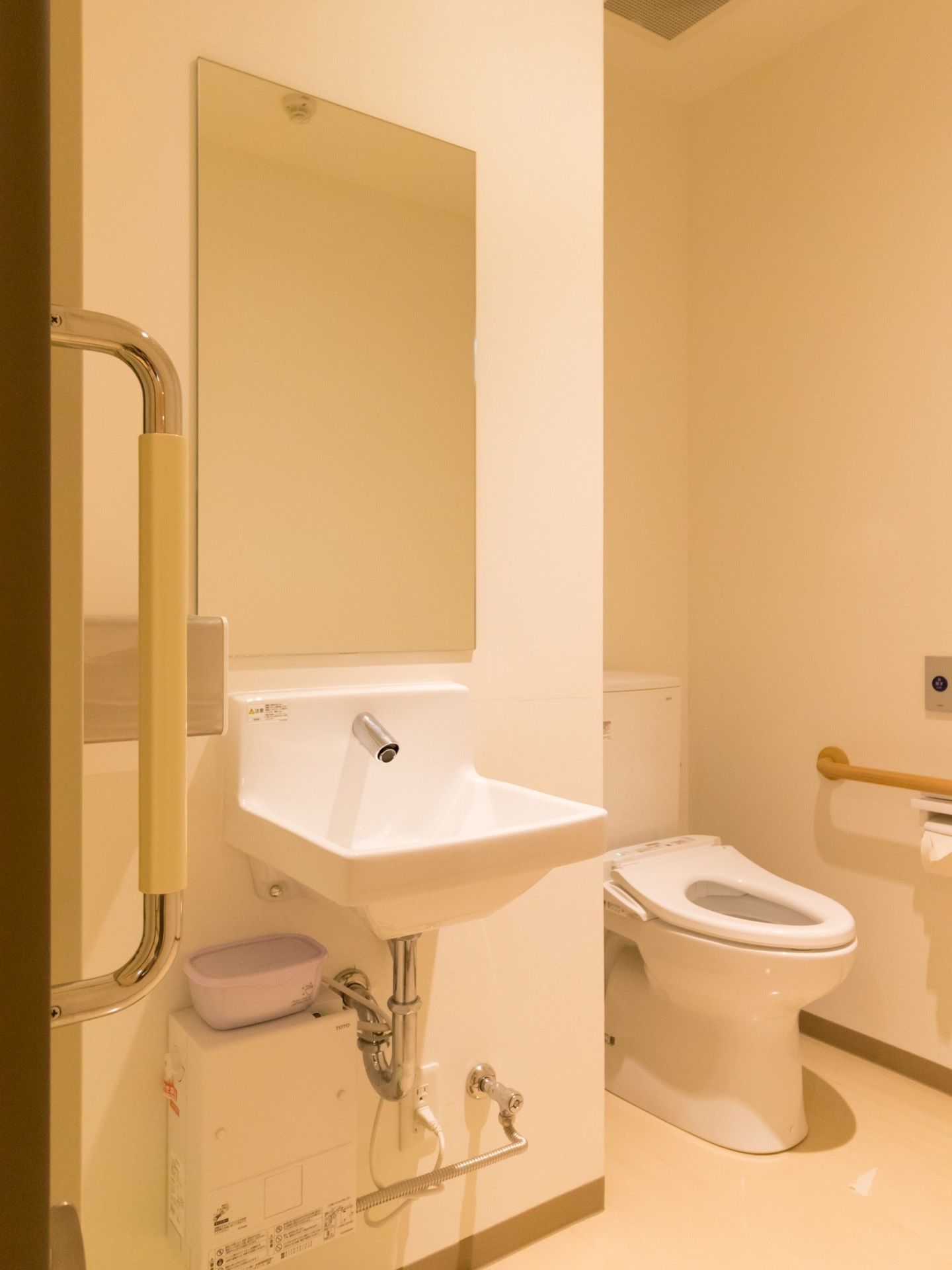 清潔感のある明るいトイレには手洗いスペースがあるので便利である。手すりや非常呼び出しブザーも完備されている。
