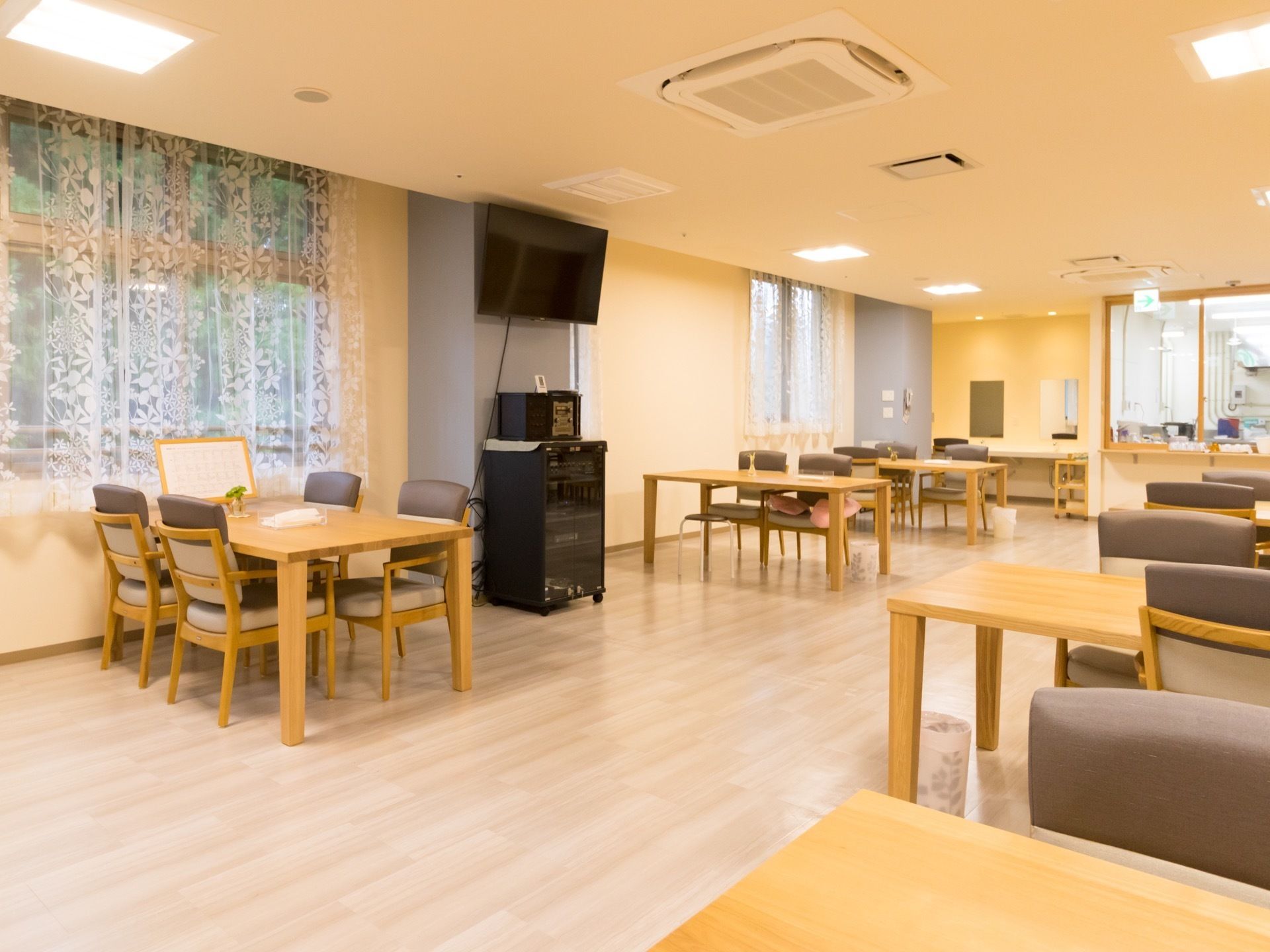 広々とした落ち着きのある食堂である。部屋の中央が通路のように広い空間になっているので、車椅子同士ですれ違うことも可能。