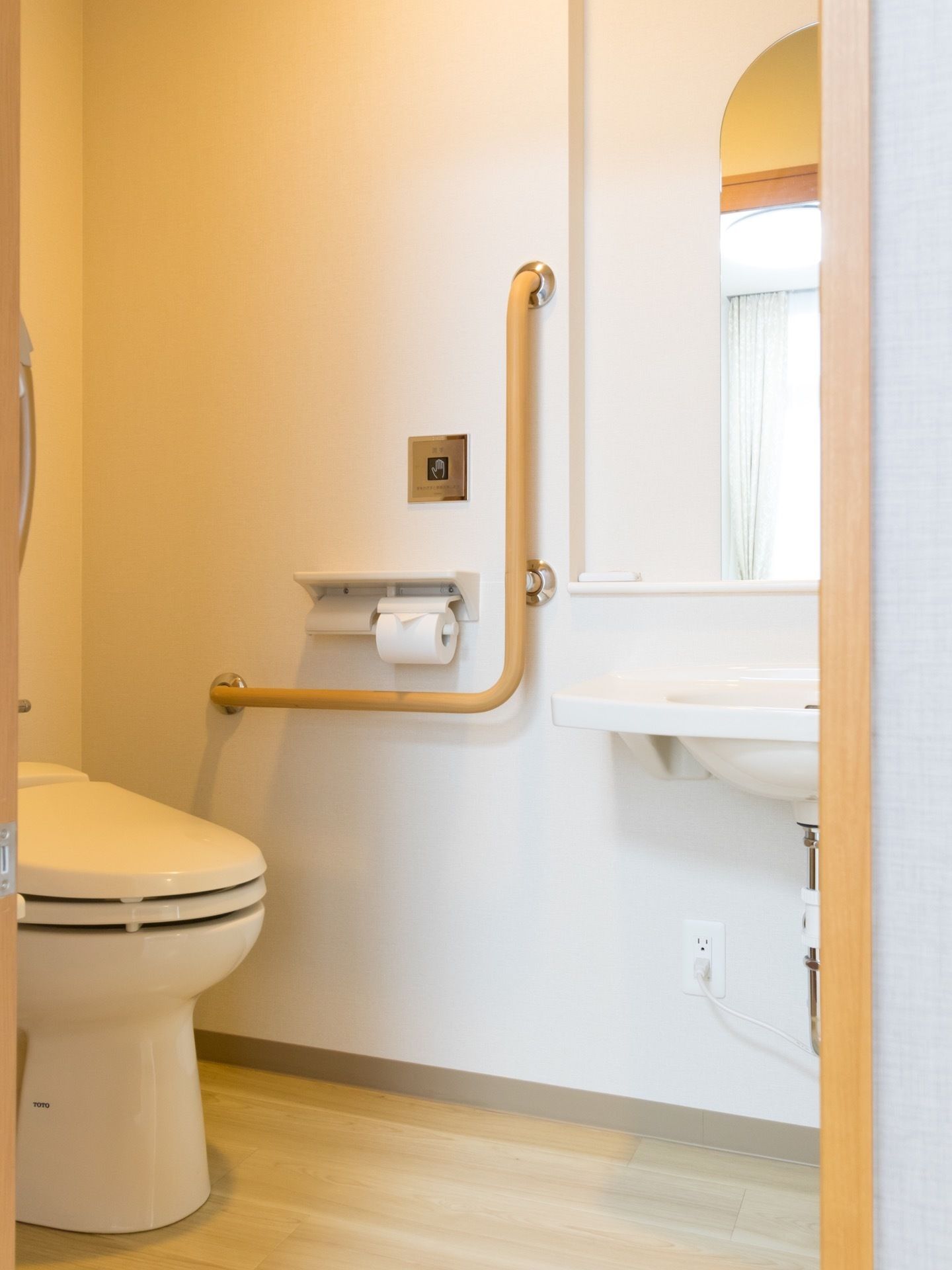 明るい清潔感のあるトイレには、温水洗浄便座を完備している。手すりが付いていて、手洗いがとなりにあるので便利。