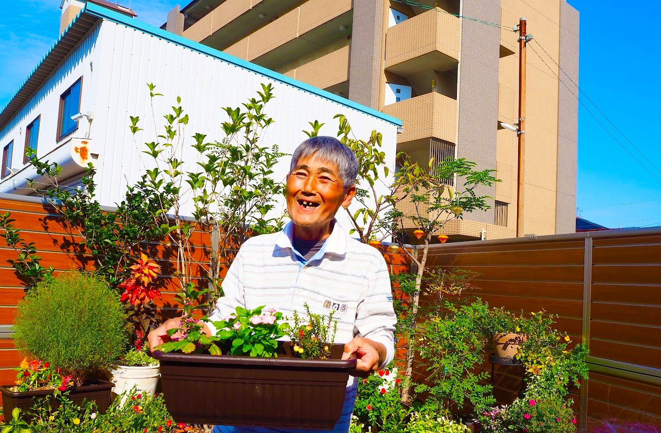 笑顔の方と屋外の緑