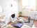 白を基調とした明るい部屋に畳のマット、テーブルや座椅子が置かれており、自宅のような雰囲気を感じさせる。