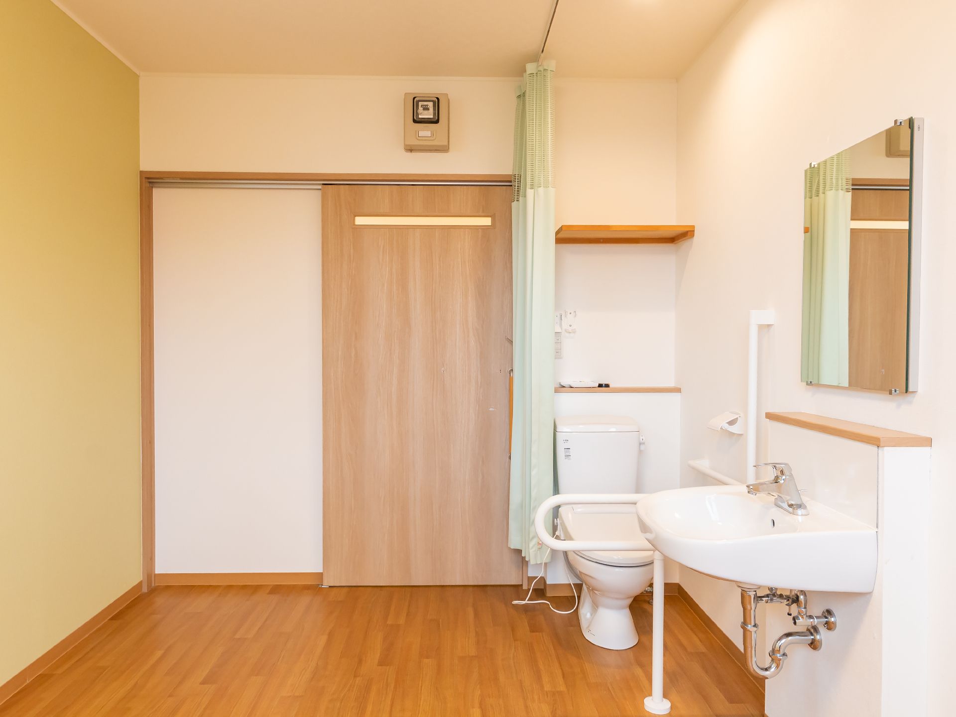 スライド式扉を採用した居室