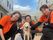 犬と一緒に写真をとする職員