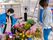 季節の花を売る入居者様