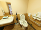 介護施設内のトイレと廊下