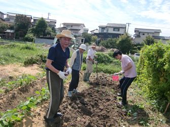 スタッフと一緒に畑に出て、土いじりの時間を楽しむ利用者