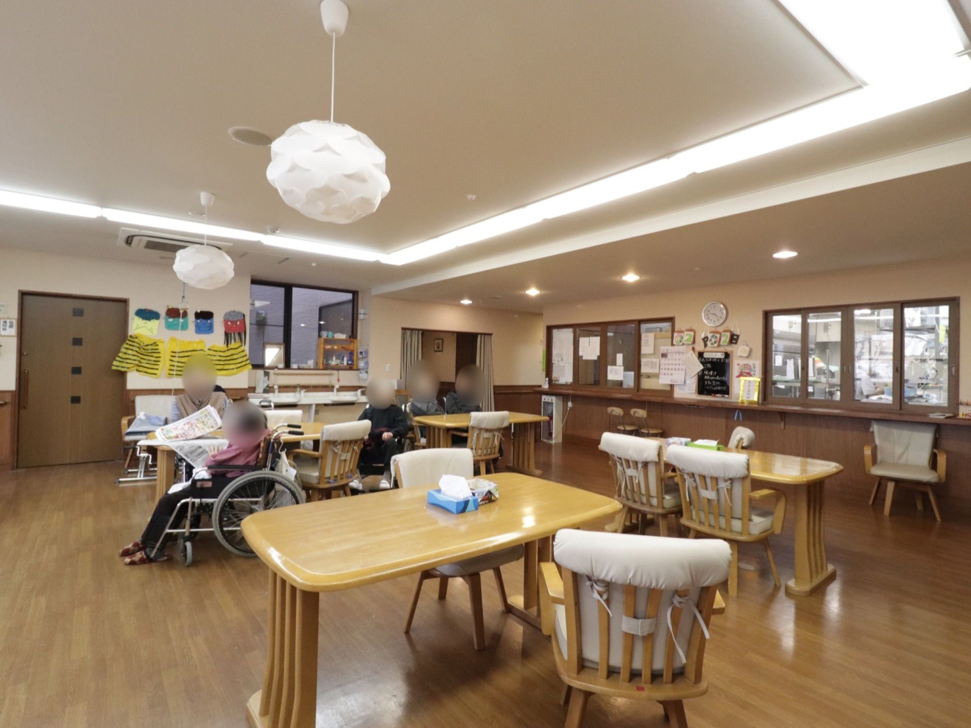 フローリングの床が温かみのある食堂。食事をする以外にも、レクリエーションや談話スペースなどとして利用することができる。