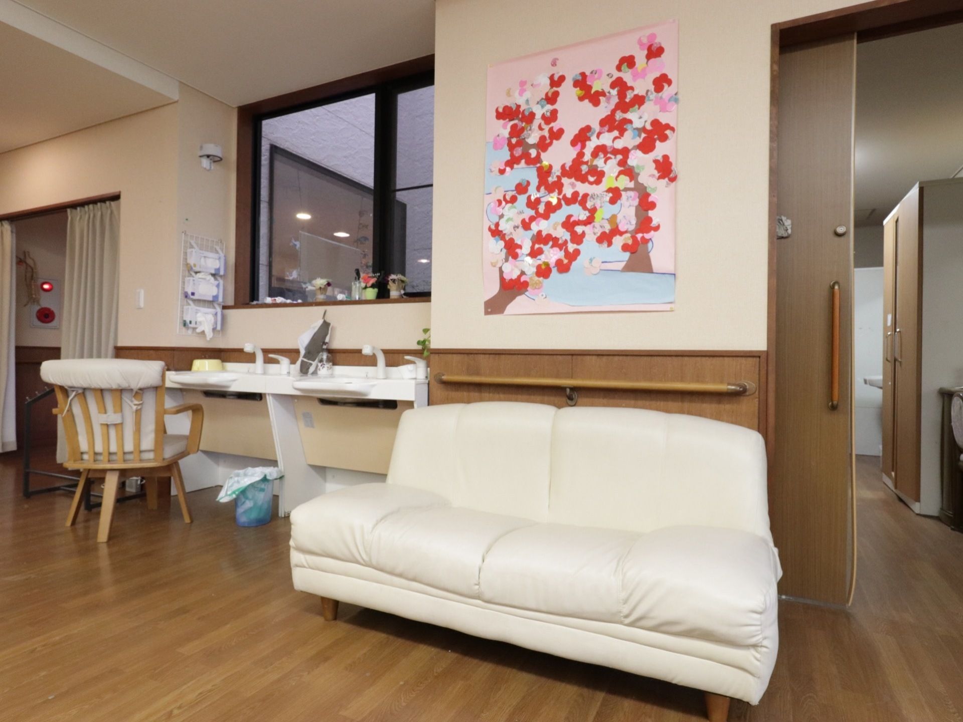 食堂には洗面台が２台設置されており、備え付けの椅子に座って使用することができる。壁には手すりが取り付けられている。