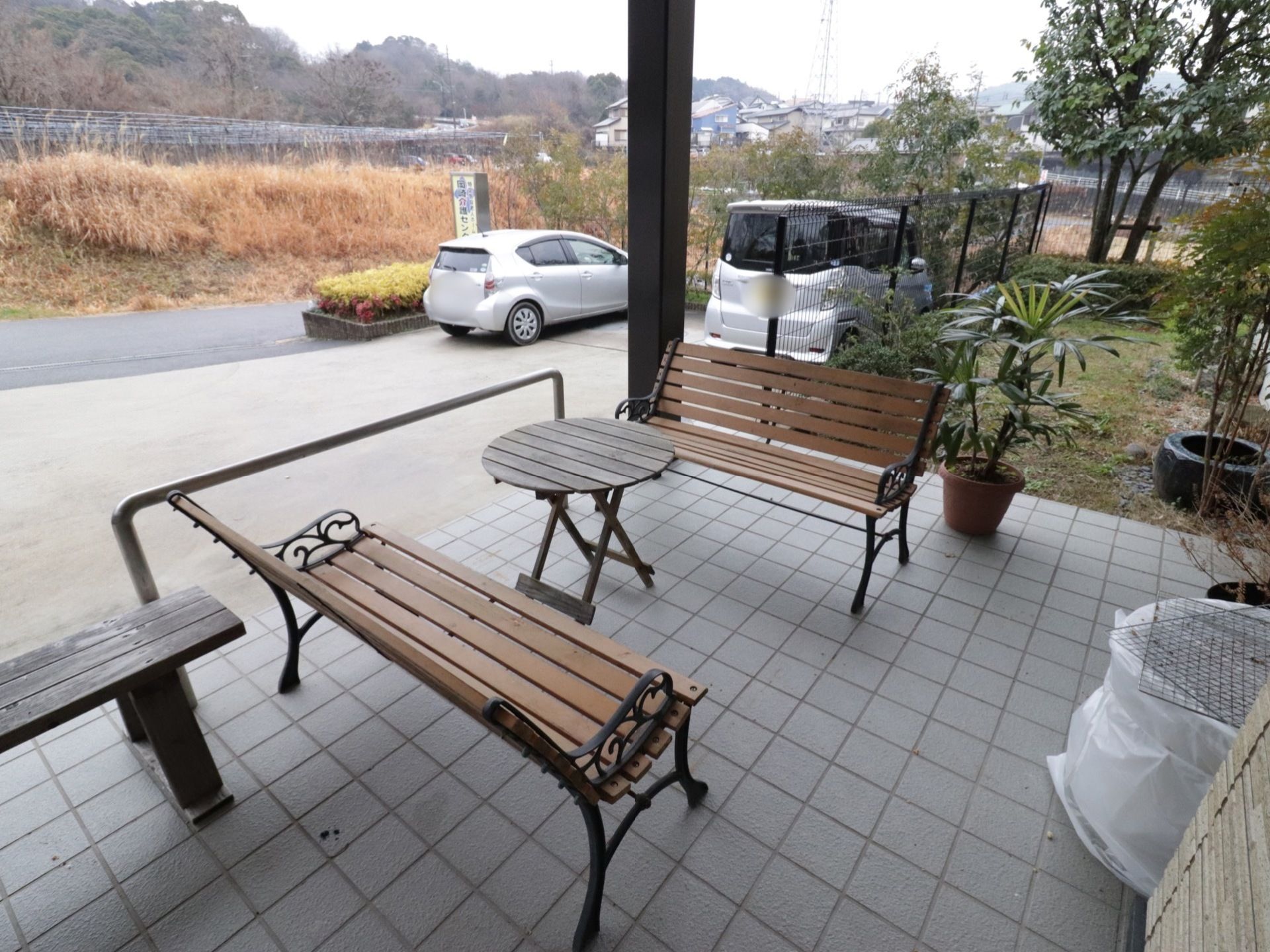 広い玄関ポーチには大きなひさしがあり、テーブルと椅子が設置されている。談笑したり外の景色を楽しむ事ができる。