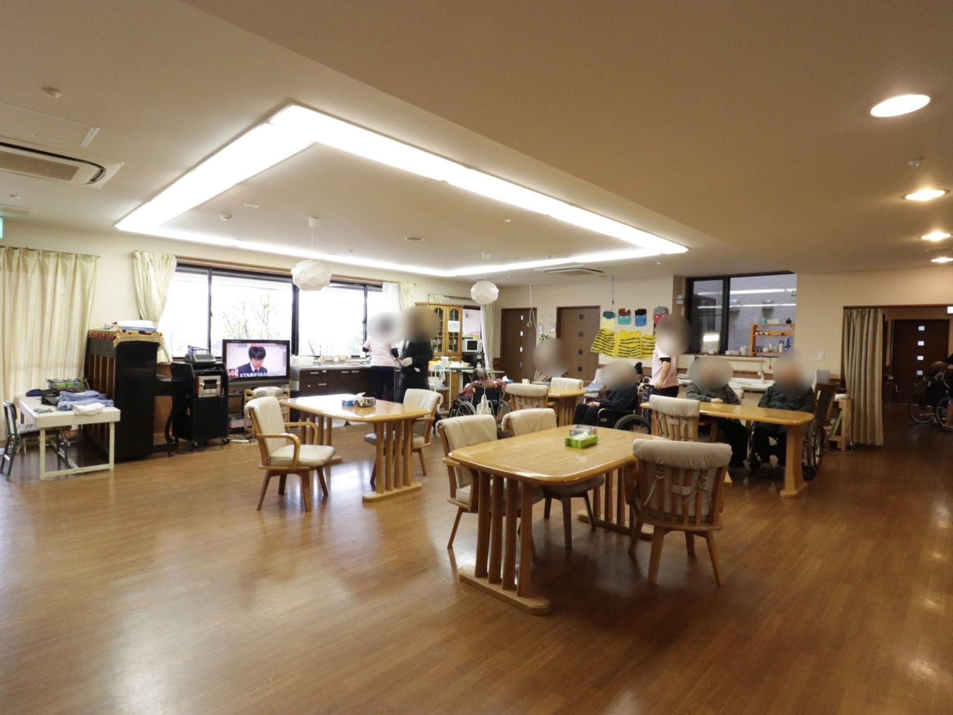食堂には窓が多く、外の景色や中庭を見ることができる。他の入居者様やスタッフとのコミュニケーションの場としても活用されている。