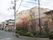 施設の建物はクリーム色を基調としており、１階部分は赤茶色のレンガ調である。花壇には大小さまざまな植栽がバランスよく配置されている。