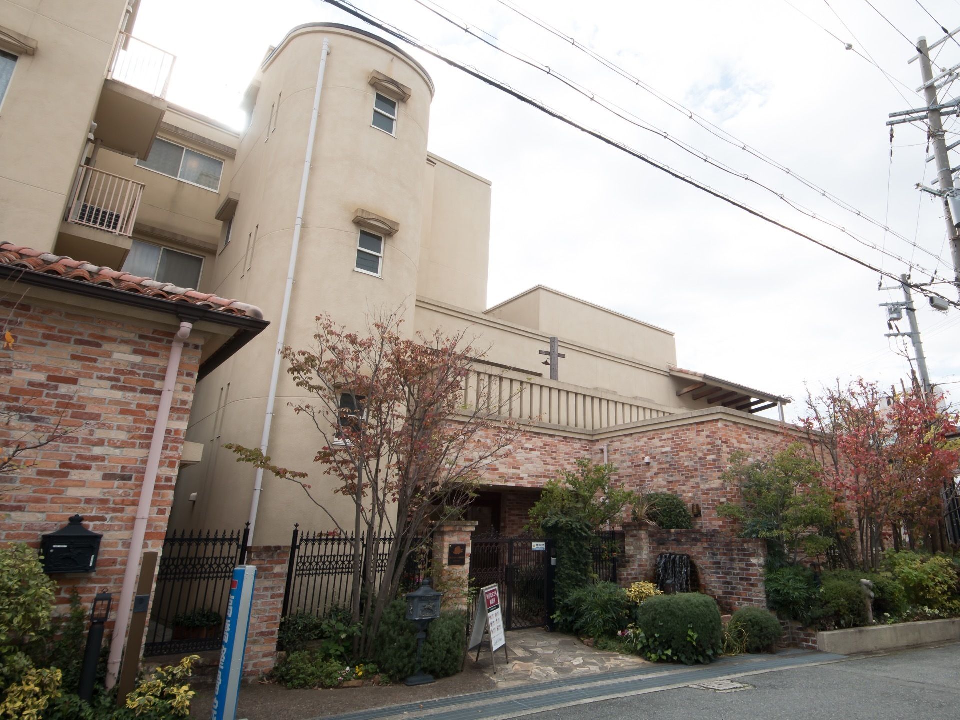 道路に面した、西洋風の４階建ての建物である。建物の外側には、紅葉樹や常緑樹、また複数の植物が植えられている。