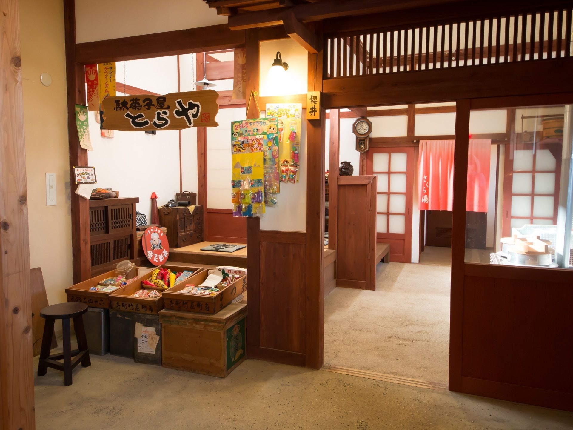昭和の時代を感じさせる雰囲気の駄菓子屋が設けられている。木箱の中にはさまざまな種類の駄菓子が入れられている。