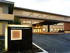 明るい入口の建物