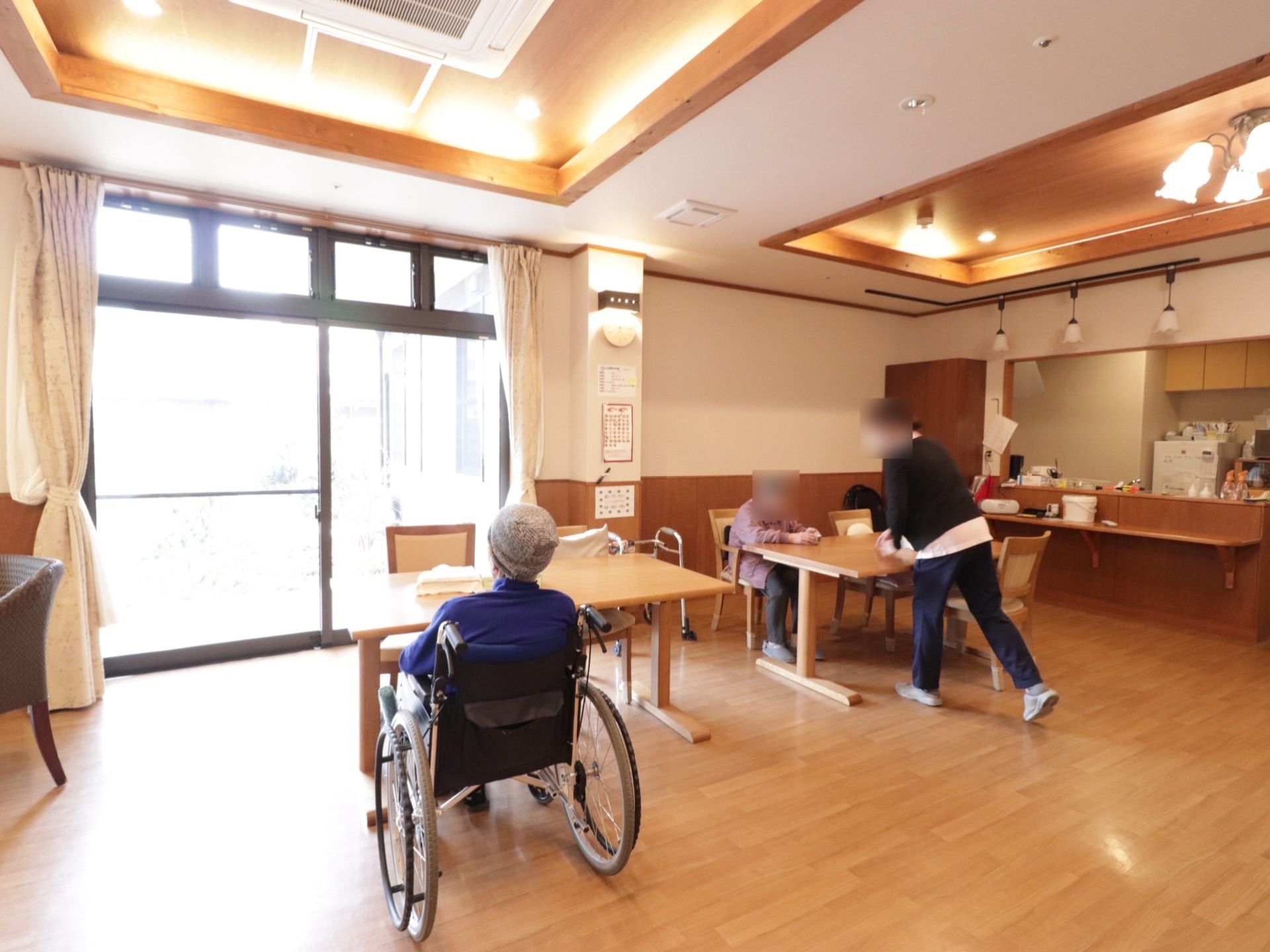 食堂は内装や家具に木材を多く使っている。温かみのある落ち着いた雰囲気である。大きな窓があり、庭を眺めることができる。
