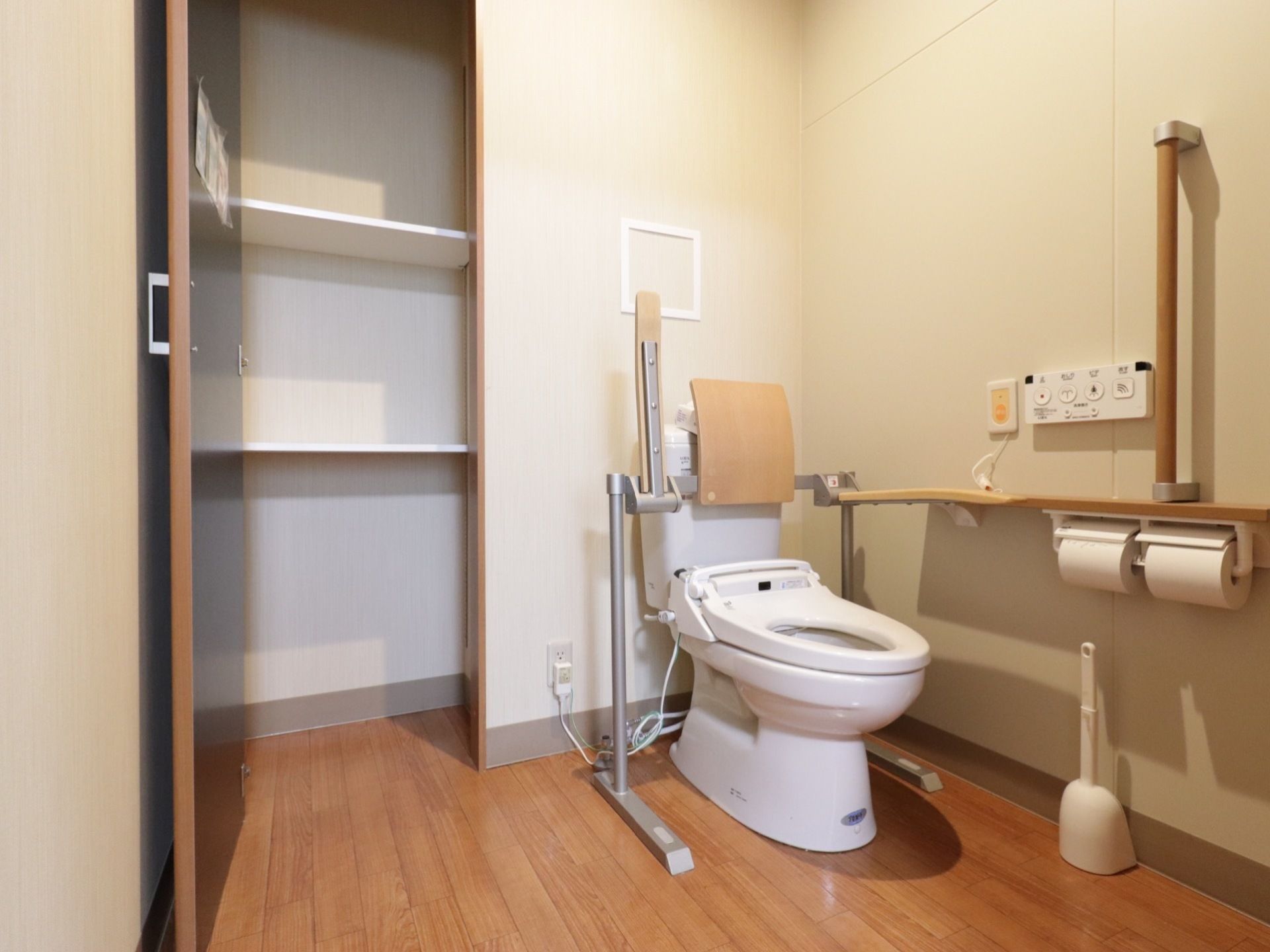 居室内のトイレは、車椅子対応になっている。跳ね上げ式の肘掛け手すりが設置されている。トイレ内に収納があり、消耗品の収納に便利である。
