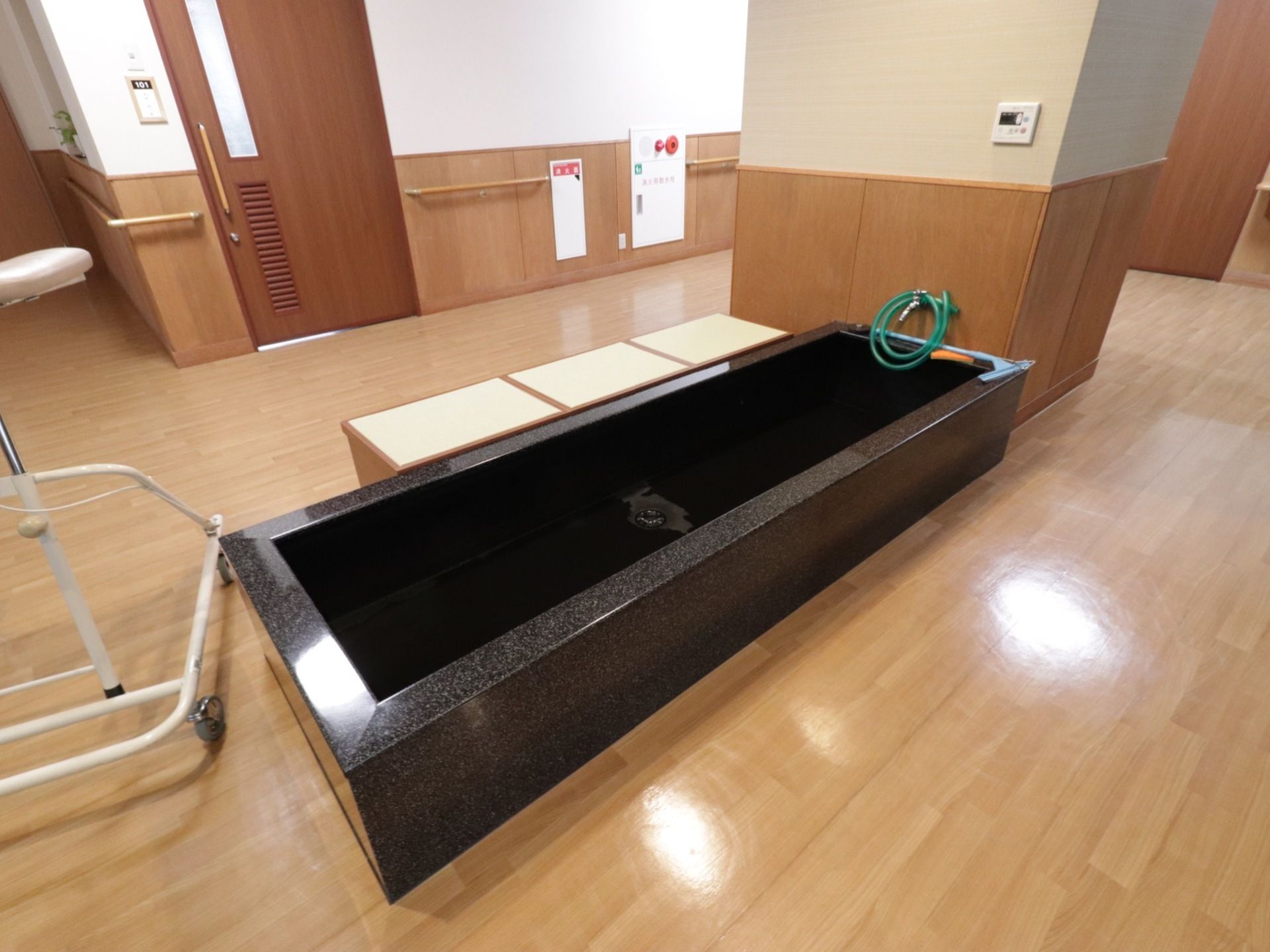 共有スペースに足湯を設けている。リラックスすることができる設備である。周りはフローリングになっており、スムーズに移動しやすい。