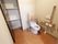 収納スペースが設置されている。広い個室トイレである。背もたれとひじ掛けが設置されており、快適に使用することができる。