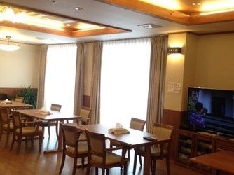 ラグジュアリーな照明、大きなテレビのあるダイニングスペース