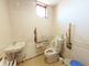 介護施設の廊下とトイレの様子