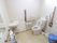 ベージュを基調としたトイレは明るく広い。掃除が行き届き清潔である。臭いに対しても対策が施されている。