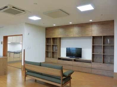 共有スペースには大きなテレビとソファーが設置してある。広々とした空間でゆったりとくつろいでいただける。