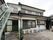 ２階建ての和風建築で１階入口に手すり付きの階段、その横には2階への階段がある。入居者様が安全にお暮しいただけるよう配慮している。