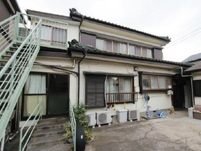 建物は一般の住宅を思わせる日本家屋で、入口にはある階段には手すりを設置している。安全で快適に暮らしていただけるよう、環境を整えている。