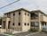 モカブラウンの２階建ての外観は、近代的な設計を取り入れたモダンな印象である。玄関にはスロープを設置している。