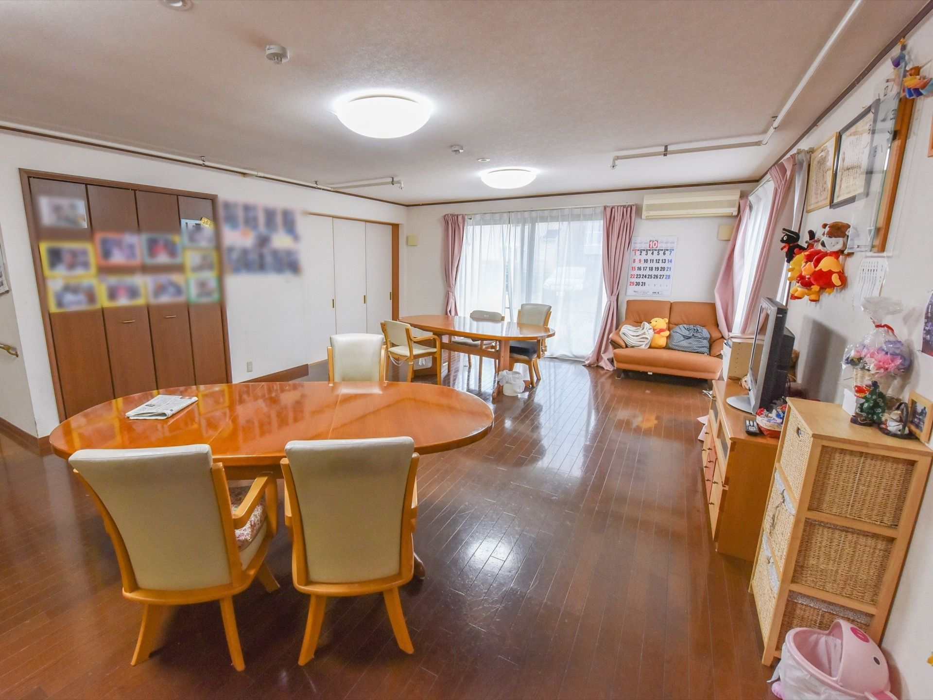 テーブルが２つと椅子が６脚置かれている。窓側にはソファがあり、ぬいぐるみが置かれている。スペースは広く、車椅子でも楽に移動が出来る。