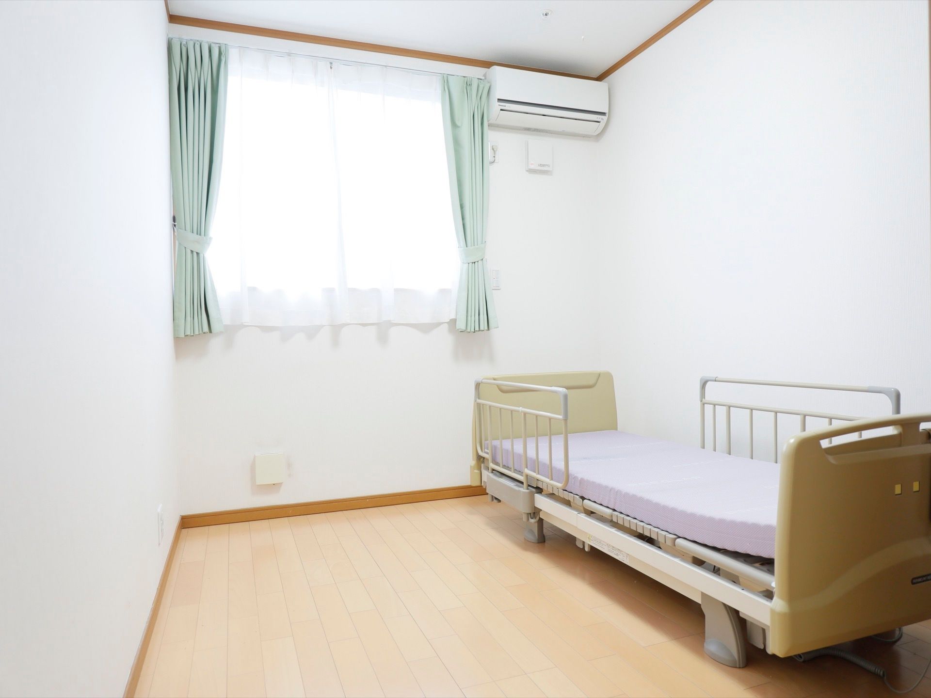 高めの位置に窓があり、転落の心配がない。部屋には介護用のベッドを用意している。エアコンを完備している。