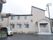 施設は住宅街にある。全室にエアコンが設置されている。玄関の前には、短いスロープと手すりが設置されている。