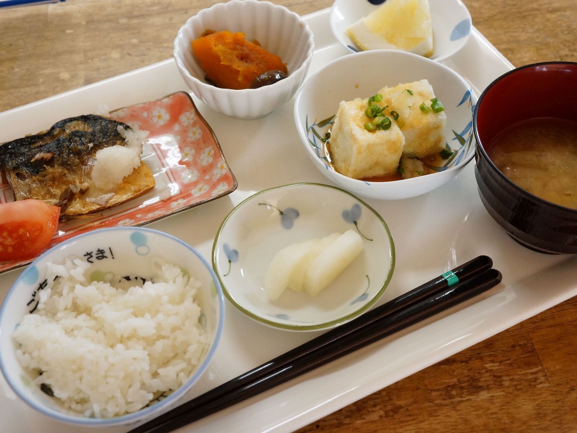 提供されている食事は、バランスを考えた献立である。少量が盛り付けられた小さな皿がいくつか並び、いろいろな味が楽しめる。