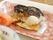 さっぱりとしたお味で人気の焼き魚も提供している。皿には魚だけでなく、付け合わせの野菜と大根おろしなどがのる。