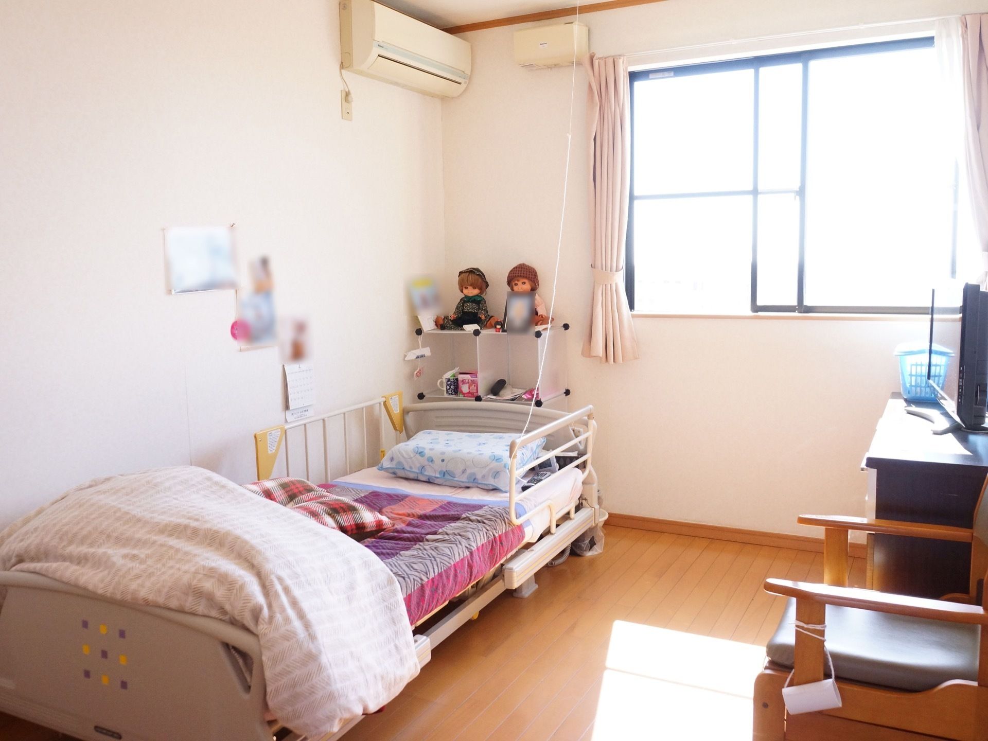 居室では、可動式のベッドを使うことが可能である。インテリアは自分で考えることができ、好きなものを並べて暮らすことができる。