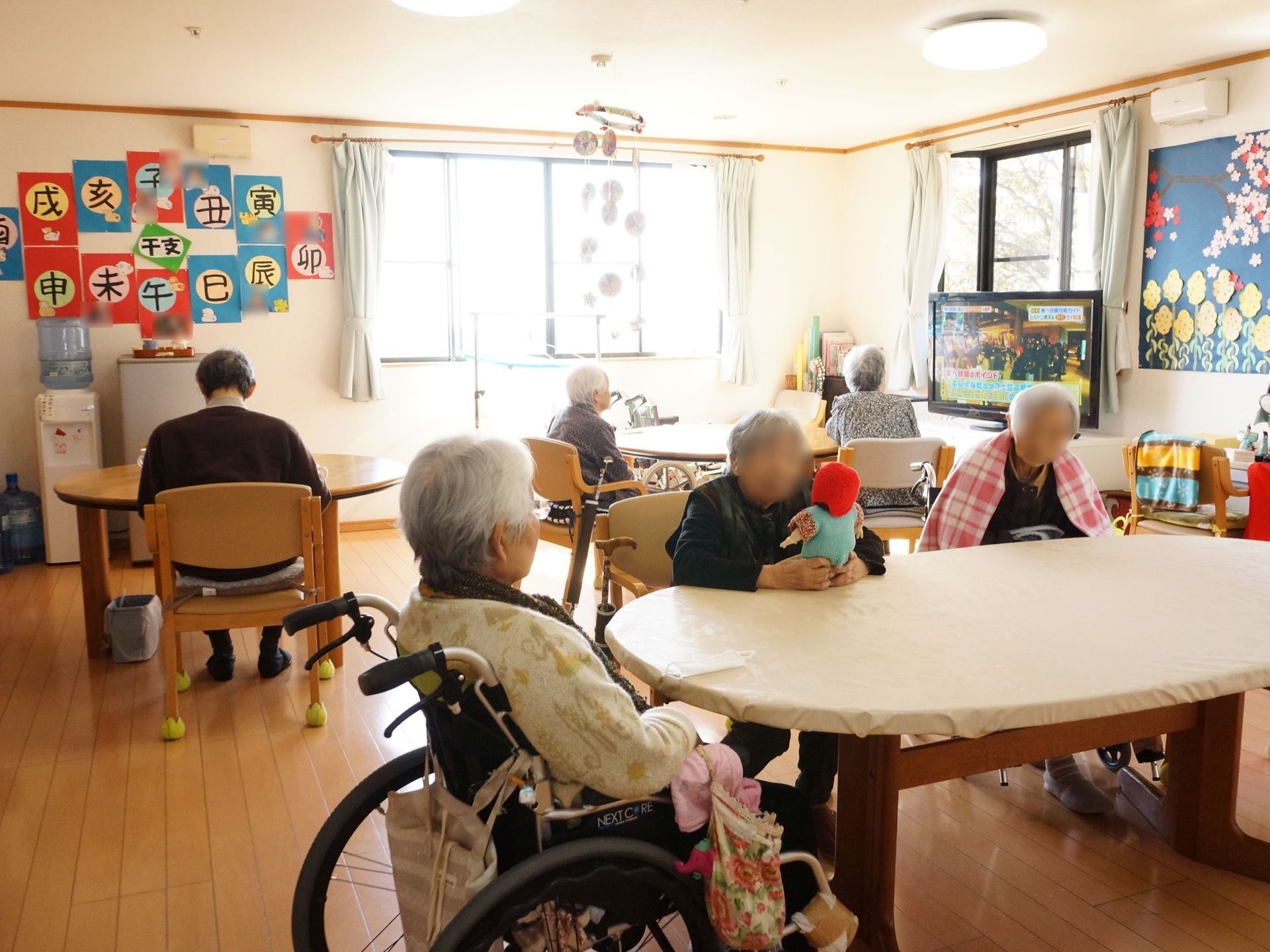 レクリエーションを実施することができる部屋には、ラウンド型のテーブルがあり、椅子の配置を変えることができる。
