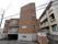 外壁がレンガ調のマンション風の建物である。１階部分は駐車場になっているため、車での来訪も便利である。