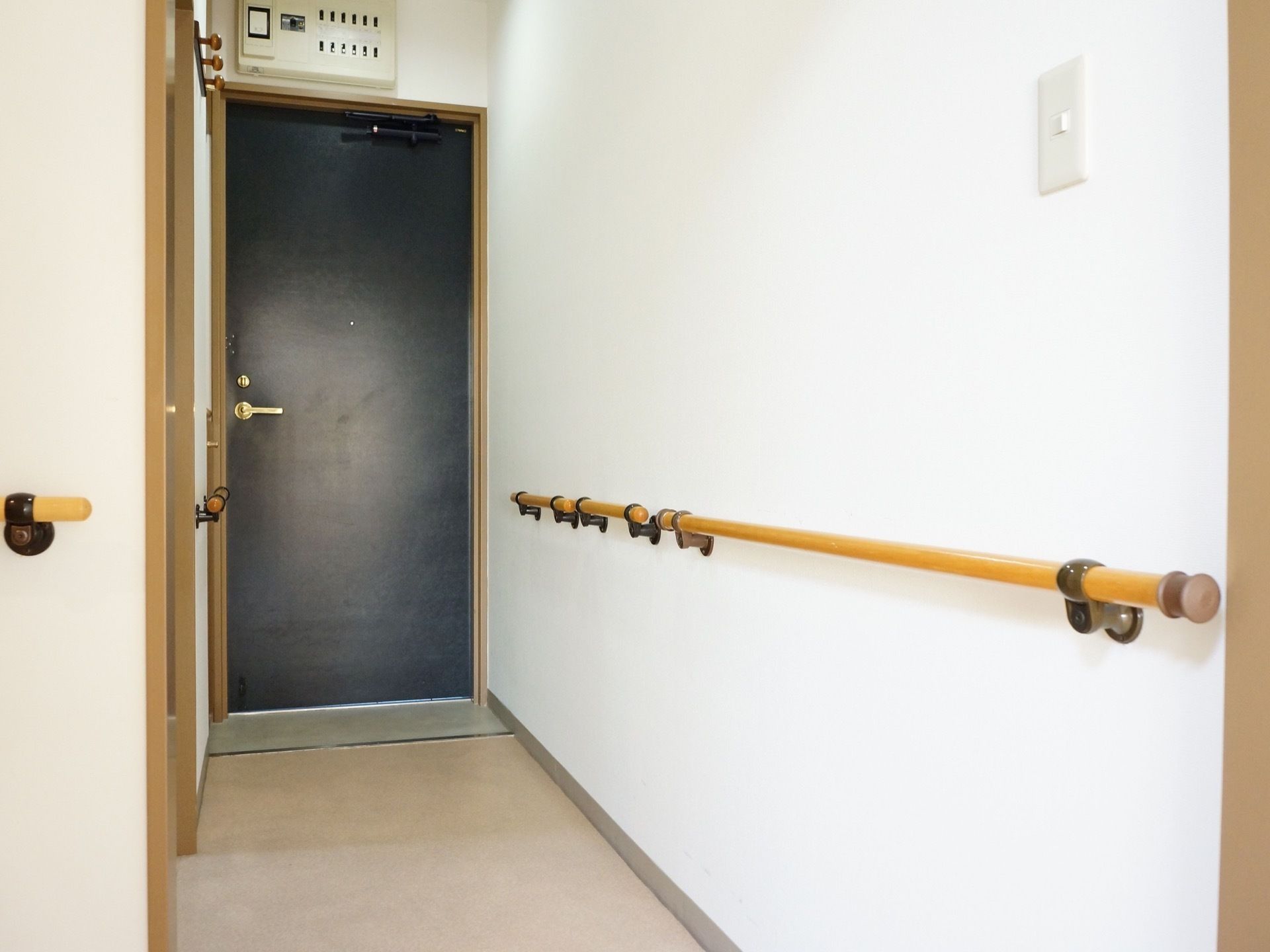 通路の左右には、手すりが設置されており、歩行の際の補助に利用することができる。また、入り口にフックがあり、コートをかけておくことができる。