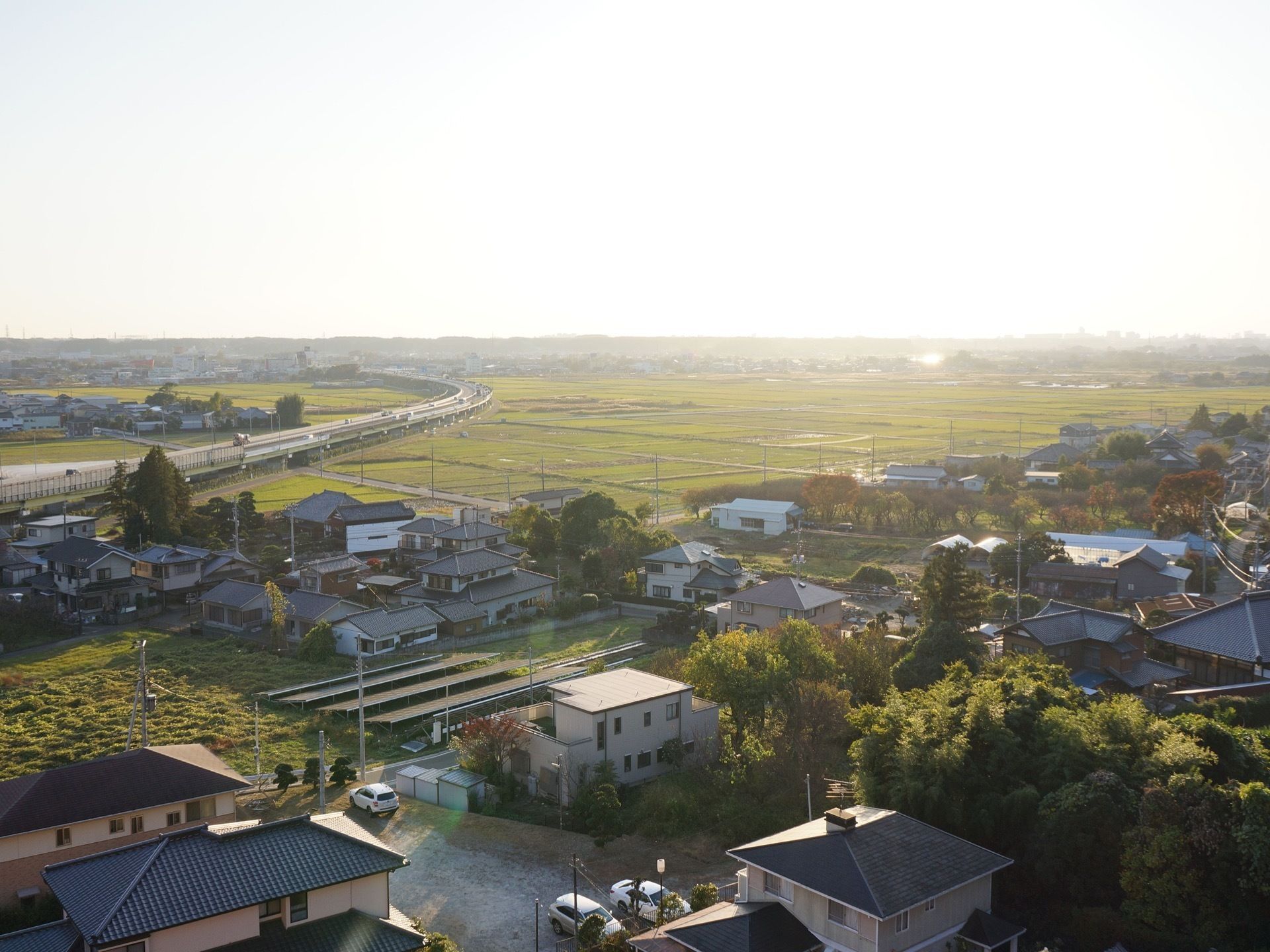 近隣は、田畑が広がるのどかな場所となっており、周囲には高い建物もなく、空を広く感じることができ、のびのびとした気分で過ごせる。